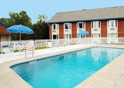 Econo Lodge Inn & Suites Shelburne Exterior photo